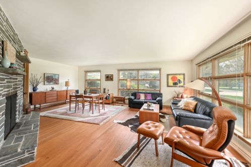 930 Glencoe Pl, Milwaukee, WI 53217-1923