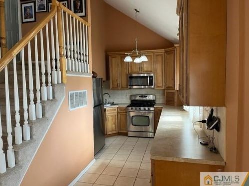 193 Brown Ave, Iselin, NJ 08830-2503