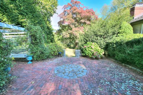 110 Long Lots Rd, Westport CT 06880-3947 exterior