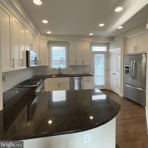 918 Pete Jones Way, Alexandria VA  22314-2553 exterior