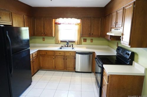 149 Maple St, Manchester CT 06040-6105 exterior