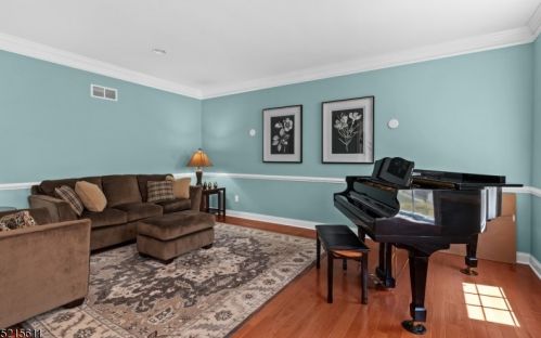 8 Sovereign Dr, Roxbury Township NJ  07836-0230 exterior