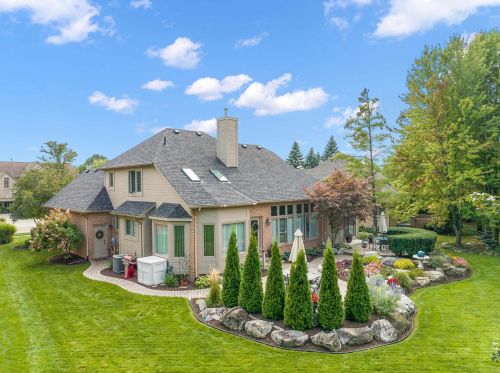 1039 Bloomview Cir, Rochester MI 48307-1728 exterior