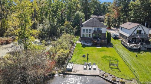 692 Appalachi St, Walled Lake MI  48390-1005 exterior