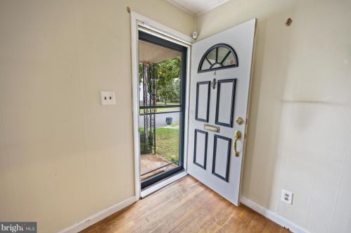 5 Fogarty Dr, Trenton NJ 08619-4320 exterior