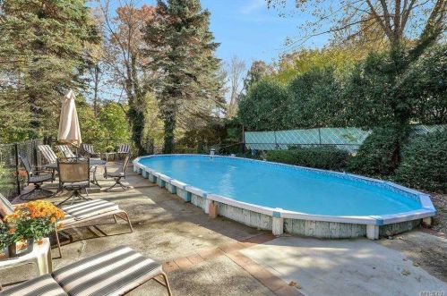 42 Cross Bow Ln, Commack NY 11725-1204 exterior