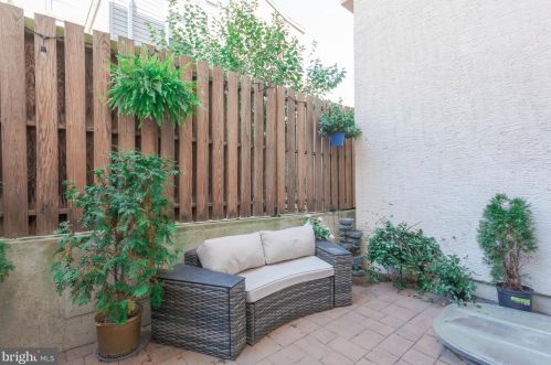 1026 Leithgow St, Philadelphia PA 19123-1421 exterior