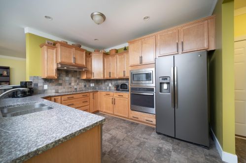 2626 Avalon Woods Dr, Kalamazoo, MI 49024-7734