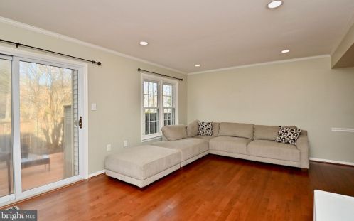 5648 Ridge View Dr, Alexandria VA  22310-1467 exterior