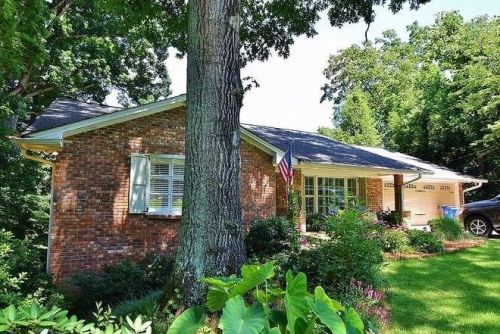 864 Chattahoochee Dr, Gainesville, GA 30501-2302