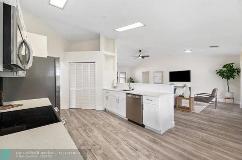 314 Thornhill Dr, Fort Pierce FL  34983-3701 exterior