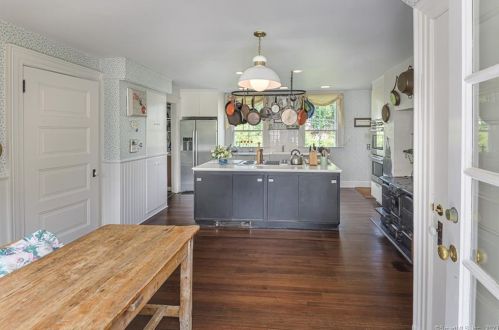 212 Main St, Ridgefield CT 06877-4922 exterior