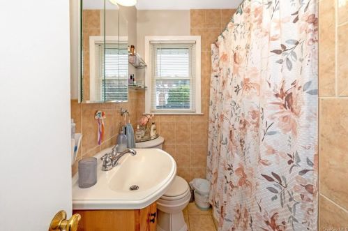 36 Grand Blvd, Valhalla NY 10595-1442 exterior