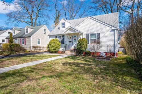 30 Carpenter Pl, Metuchen, NJ 08840-2522