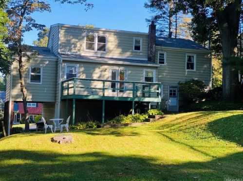 38 Pamela Ln, Valhalla NY 10595-1424 exterior