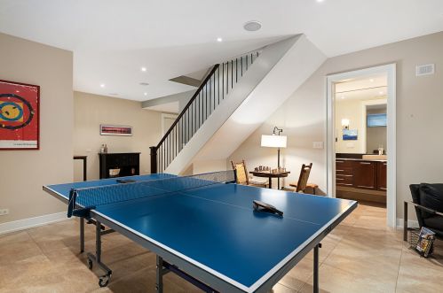 819 Castlewood Ter, Chicago IL  60640-4216 exterior