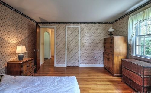 76 Holly St, Milford CT 06460-5107 exterior