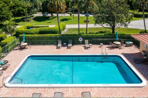 4611 Kittiwake Ct, Boynton Beach FL 33436-5228 exterior