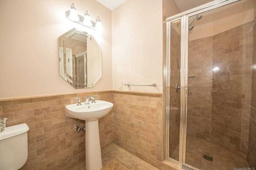 30 Della Dr, Babylon NY 11704-6240 exterior