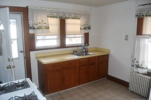 39 Clinton Ave, Norwalk CT 06854-1527 exterior