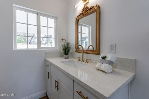 1121 Bethany Home Rd, Phoenix AZ  85014-2229 exterior