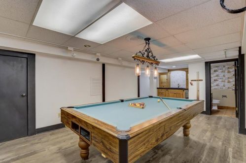 6990 Barnett Ln, Milwaukee WI 53217-3606 exterior