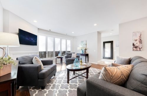 150 Eugenie St, Chicago, IL 60614-5809