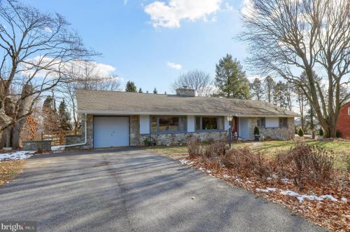 306 Bluff View Dr, Lancaster, PA 17601-4138