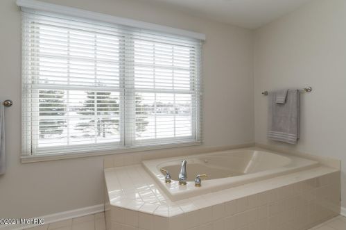 7408 Dunross Dr, Kalamazoo MI 49024-7412 exterior