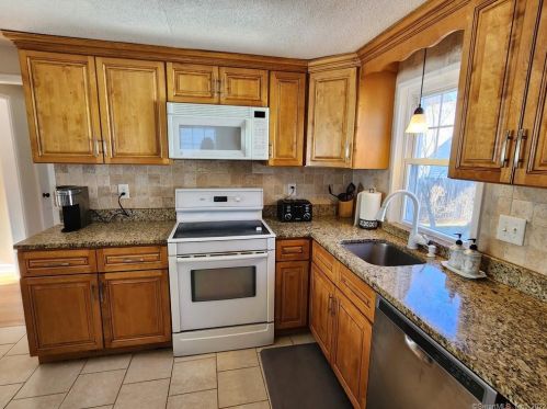 121 Loomis St, Manchester CT  06042-1947 exterior