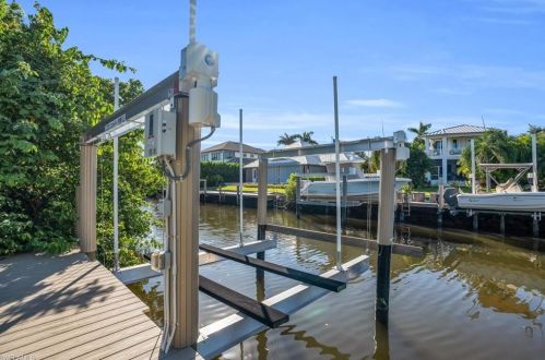 1410 Curlew Ave, Naples FL 34102-3405 exterior