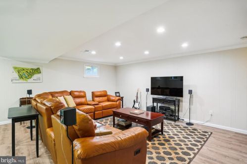 18052 Ml Crk Dr, Rockville MD 20855-1000 exterior