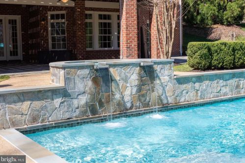 884 Alvermar Rdg Dr, Mc Lean VA 22102-1435 exterior