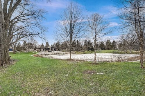 8660 Kildeer Ct, Milwaukee WI 53209-1320 exterior