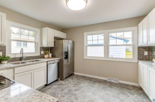 4927 Oakley St, Duluth MN 55804-1325 exterior