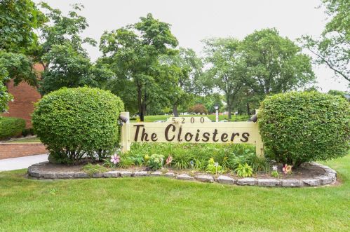 5200 Tuckaway Blvd, Milwaukee WI 53221-3160 exterior