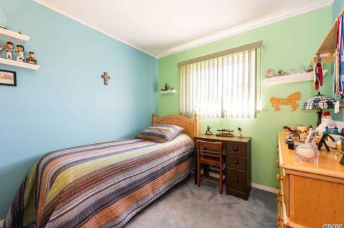 17 Algonquin Ln, Commack NY 11725-4601 exterior