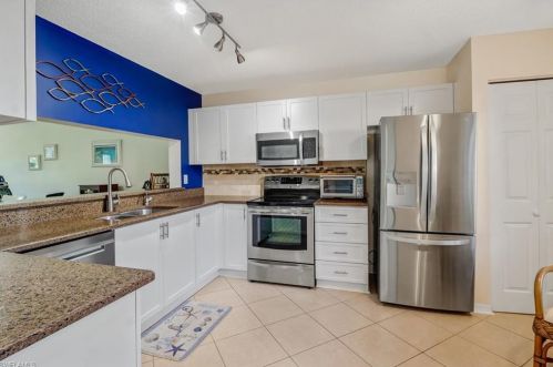 208 Furse Lakes Cir, Naples, FL 34104-6434