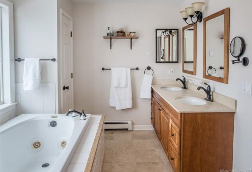 242 Barrack Hl Rd, Ridgefield CT 06877-3006 exterior