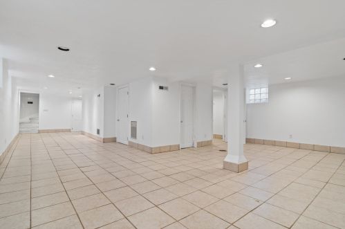 3253 Newhall St, Milwaukee WI 53211-3043 exterior