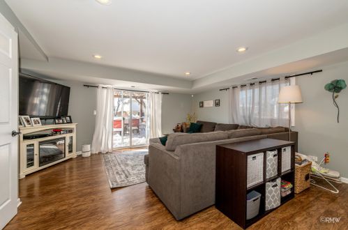 828 Stratford Ave, Elmhurst IL 60126-4651 exterior