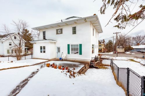 2703 Superior St, Duluth MN 55812-2344 exterior