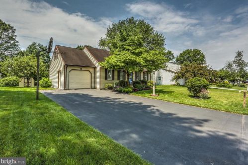 925 Indian Springs Dr, Lancaster, PA 17601-6613