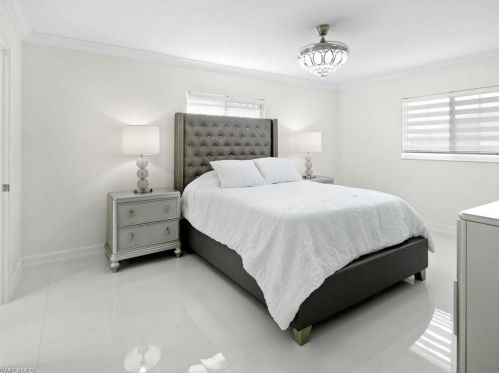 9980 Vanderbilt Dr, Naples FL 34108-2170 exterior