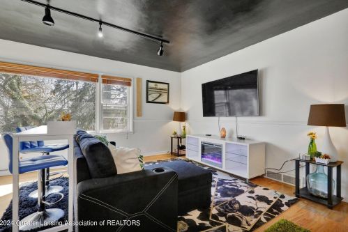 615 Burcham Dr, East Lansing MI 48823-2746 exterior