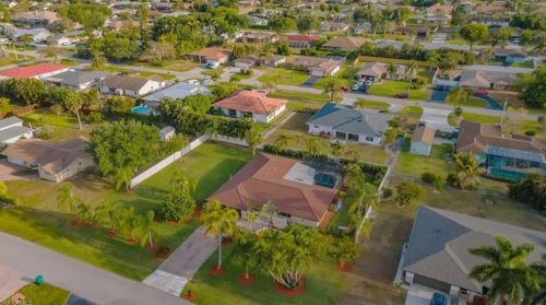 160 Madison Dr, Naples FL 34110-1323 exterior