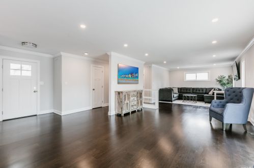 43 Cross Bow Ln, Commack NY  11725-1214 exterior