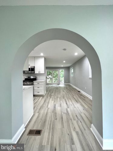 5910 Brookview Dr, Alexandria VA 22310-1819 exterior