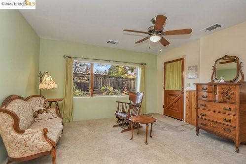 2884 Ln Dr, Concord CA 94518-2106 exterior