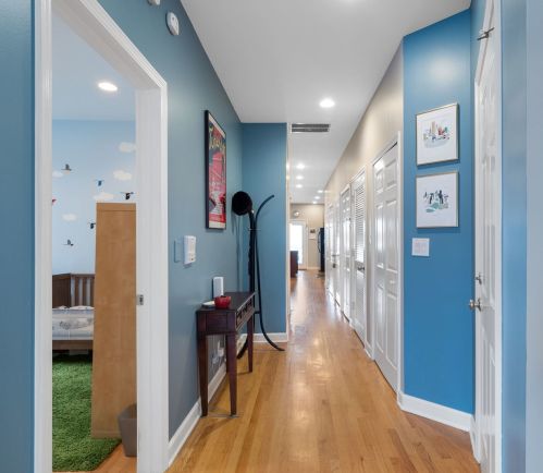 4253 Mozart St, Chicago, IL 60618-1693